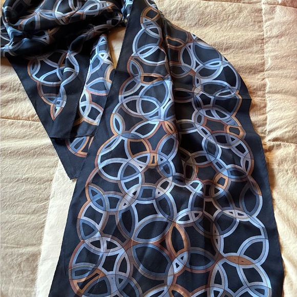 Geometric Patterned Scarf - Picture 3 of 4